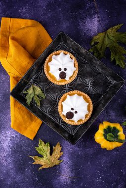 Cadılar Bayramı balkabağı turtası hayalet şeklinde.