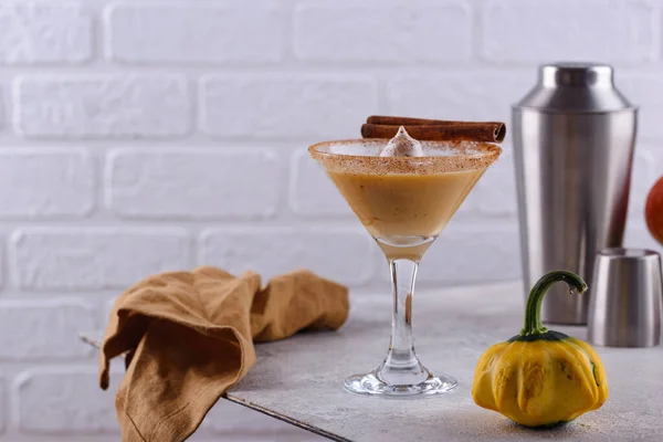 Cocktail ou licor cremoso de martini de abóbora — Fotografia de Stock