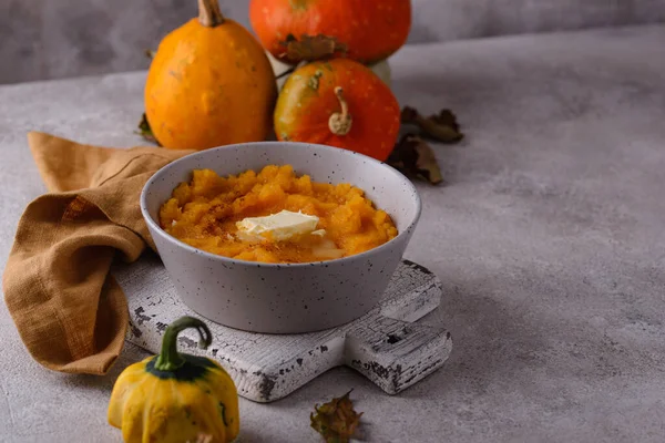 Du porridge à la citrouille. Plat d'automne traditionnel — Photo