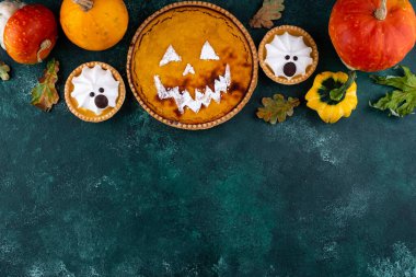 Cadılar Bayramı balkabağı turtası Jack-o-fener şeklinde