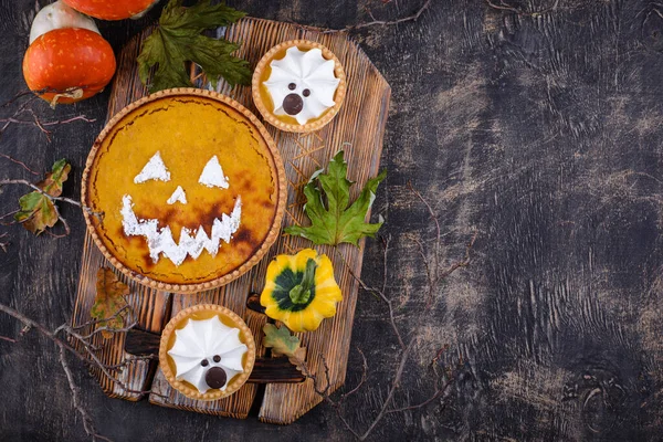 Halloween pumpkin pie in shape of jack-o-lantern — Stock Photo, Image