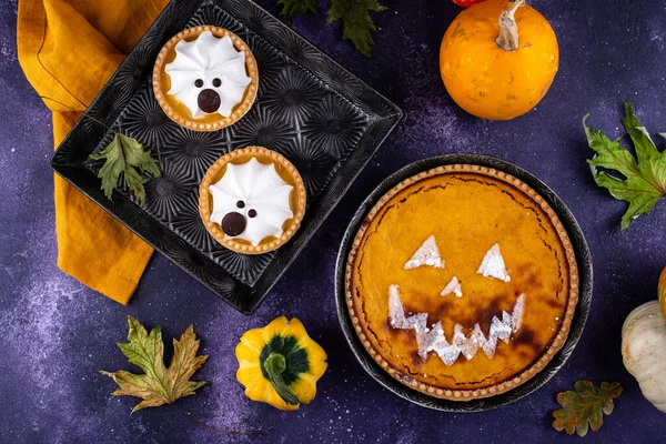 Tarta de calabaza de Halloween en forma de jack-o-linterna —  Fotos de Stock