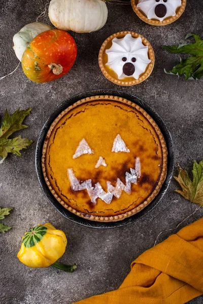 Tarta de calabaza de Halloween en forma de jack-o-linterna —  Fotos de Stock