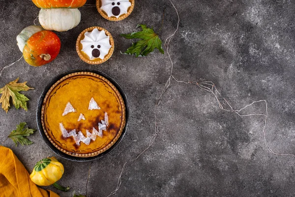 Halloween pumpkin pie in shape of jack-o-lantern — Stock Photo, Image