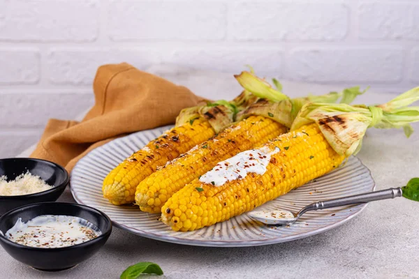 Grilované kukuřičné paličky s parmezánem — Stock fotografie