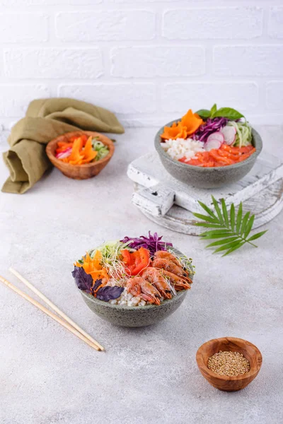 Hawaiiaanse poke bowl met zalm en garnalen — Stockfoto