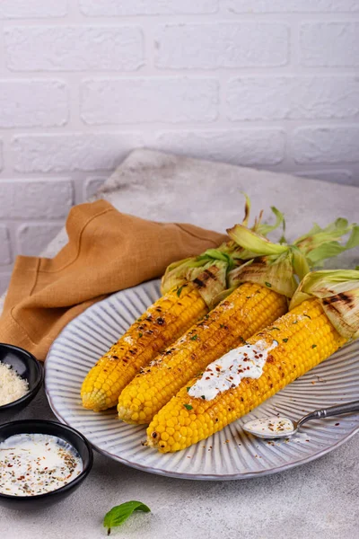 Grilované kukuřičné paličky s parmezánem — Stock fotografie