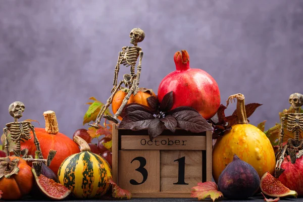 Composição de Halloween com frutas de outono — Fotografia de Stock