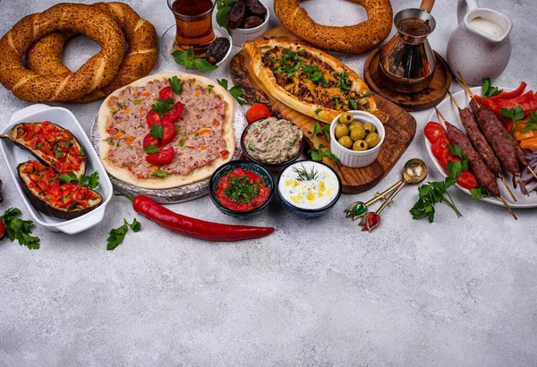 Традиционные блюда турецкой и ближневосточной кухни — стоковое фото