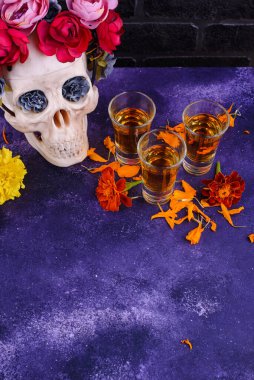 Dia De Los Muertos için Marigold tekilası.