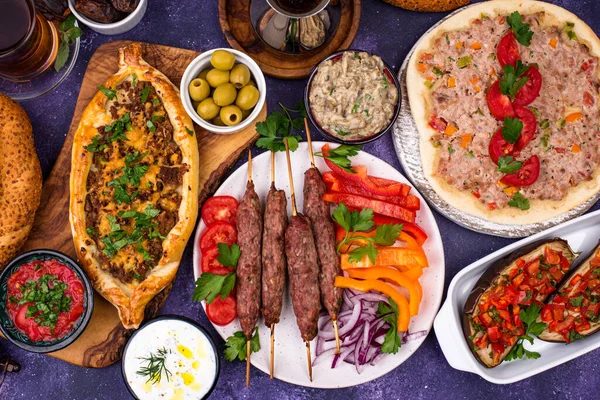 传统的土耳其或中东菜肴 — 图库照片