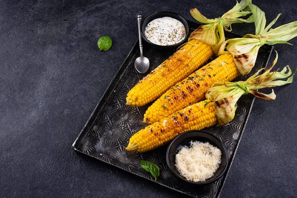 Grilované kukuřičné paličky s parmezánem — Stock fotografie