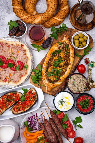 Tradycyjne dania kuchni tureckiej lub bliskowschodniej — Zdjęcie stockowe