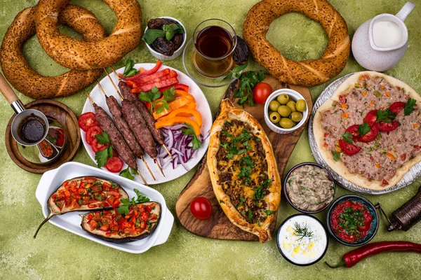 Tradycyjne dania kuchni tureckiej lub bliskowschodniej — Zdjęcie stockowe