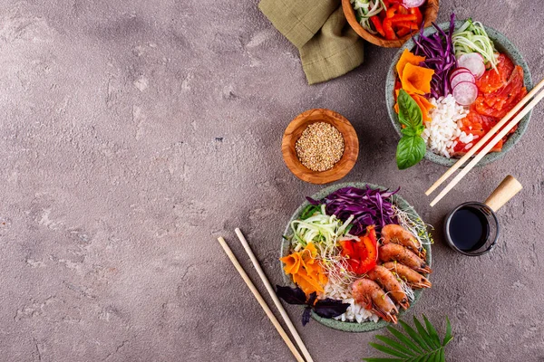 Hawaiiaanse poke bowl met zalm en garnalen — Stockfoto