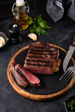 Yeşil chimichurri soslu ızgara mermer biftek. Kızarmış sığır eti.