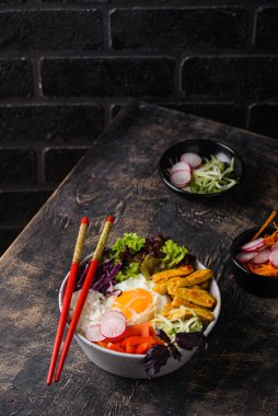 Kore Bibimbap 'ı. Et, pirinç ve salata ile kase