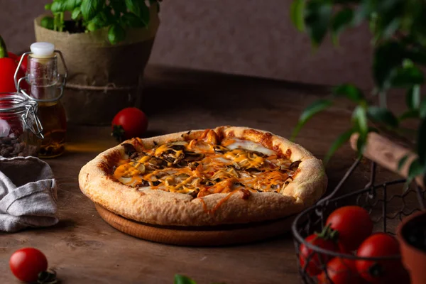 Традиційна італійська піца з сиром і грибами — стокове фото