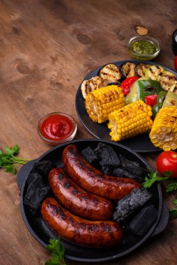 Izgara sosis, et ve sebze..