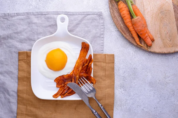 Μπέικον καρότου και αυγό από ροδάκινο και γιαούρτι. — Φωτογραφία Αρχείου