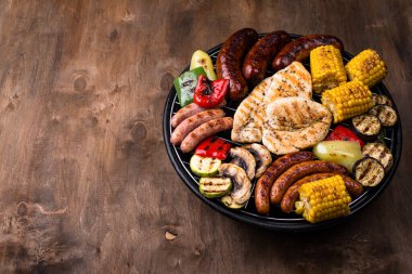 Izgara sosis, et ve sebze..