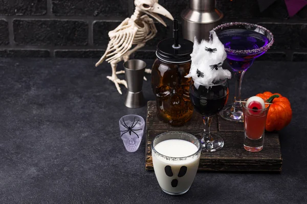 Çeşitli Cadılar Bayramı içkileri.