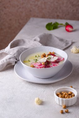 Karnabahar çorbası turpla süslenmiş.