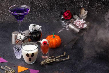 Çeşitli Cadılar Bayramı içkileri.