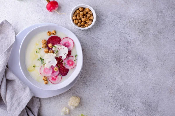 Purê de sopa de couve-flor decorado com rabanete — Fotografia de Stock