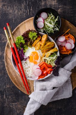 Kore Bibimbap 'ı. Et, pirinç ve salata ile kase