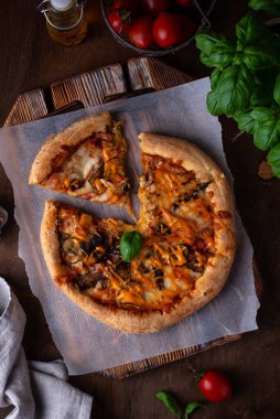 Peynirli ve mantarlı geleneksel İtalyan pizzası.