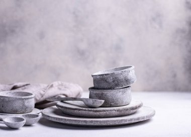 El yapımı beton tabaklar ve kaseler.