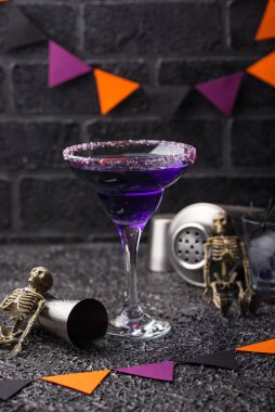 Cadılar Bayramı mor lavantalı Margarita kokteyli.