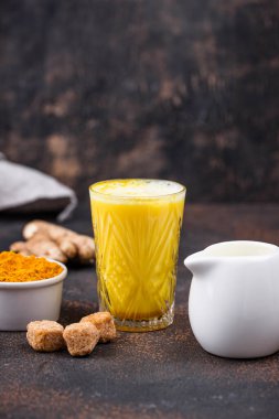 Baharatlı zerdeçal altın sütü