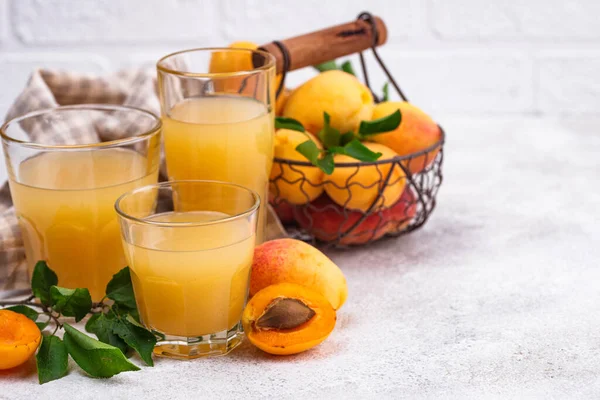 Apricot juice in glass. Healthy drink — Stock Photo, Image