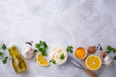 Malzemeli ev yapımı mayonez sosu.