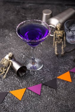 Cadılar Bayramı mor lavantalı Margarita kokteyli.