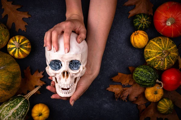 Хэллоуин осенний фон с черепом — стоковое фото