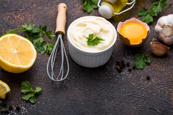 Salsa casera de mayonesa con ingrediente —  Fotos de Stock