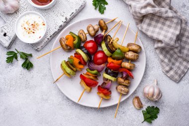 Farklı ızgara sebzelerle vejetaryen şişleri..