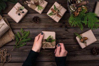 Noel hediye kutuları kağıtta.