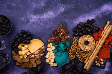 Mavi ve kırmızı peynirli Cadılar Bayramı peyniri