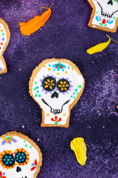 Dag van de Dode koekjes in de vorm van een suikerschedel. — Stockfoto