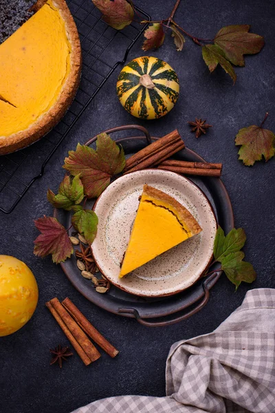 Traditional autumn American pumpkin pie — Stock Photo, Image