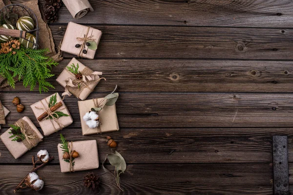 Cajas de regalo de Navidad en papel artesanal — Foto de Stock