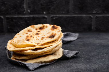 Pita ekmeği, geleneksel Yahudi yemeği.