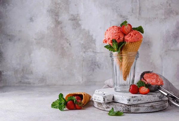 Παγωτό φράουλα σε κώνο βάφλας — Φωτογραφία Αρχείου