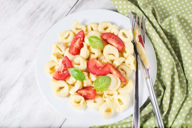 domates ve fesleğen tortellini