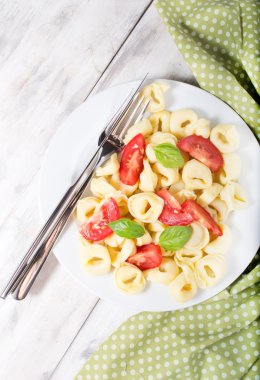 domates ve fesleğen tortellini