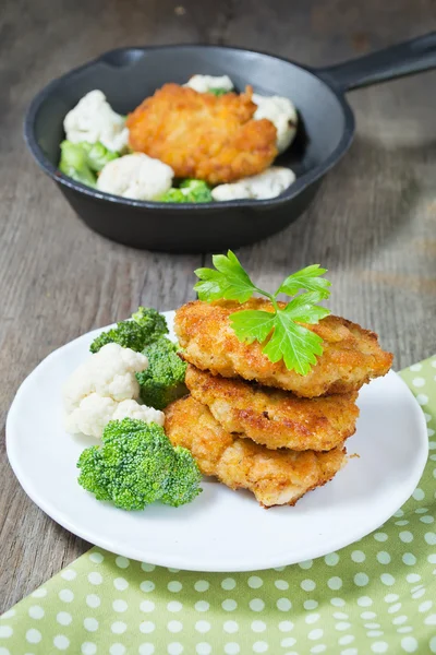 Kyckling kotlett med grönsaker — Stockfoto